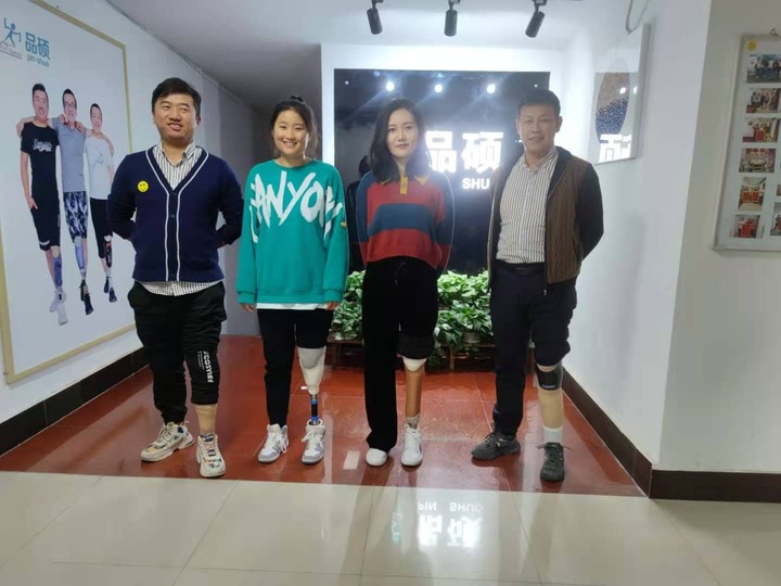 穿小腿假肢的美女